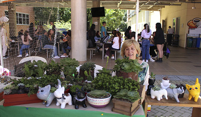 mujer vendiendo plantas