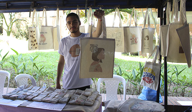 Estudiante con bolsa reciclable 