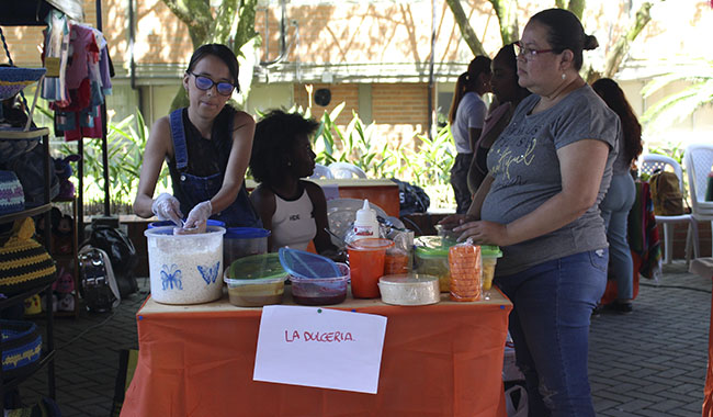 Mujeres vendiendo solteritas