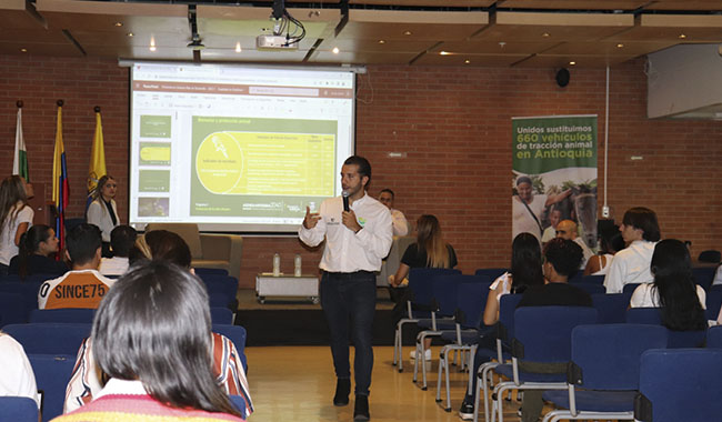 Estudiantes recibiendo charla por la Gobernación de Antioquia.