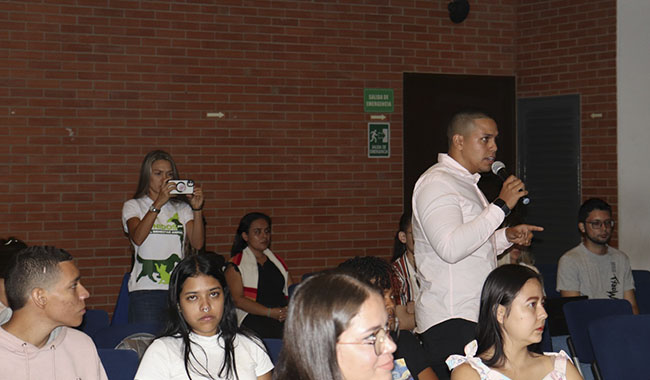 Estudiantes recibiendo charla por la Gobernación de Antioquia.