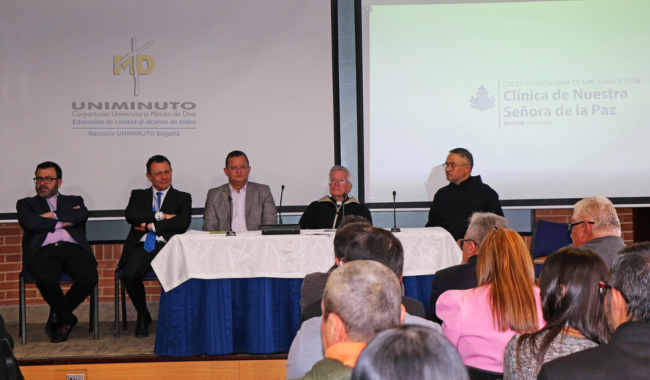 Directivas UNIMINUTO en mesa de inauguración oficial Clínica Nuestra Señora de la Paz