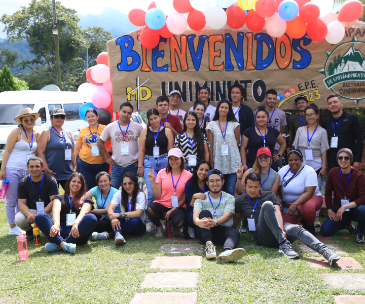 Estudiantes y egresados participantes del campamento