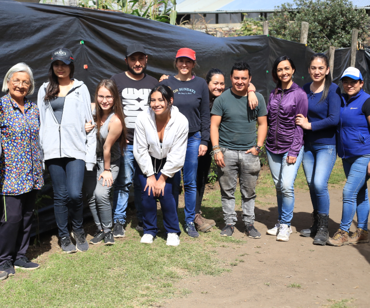 Equipo de voluntarios participantes en la minga