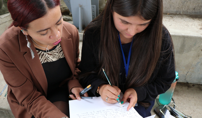 Profesora junto a estudiante participando del concurso 