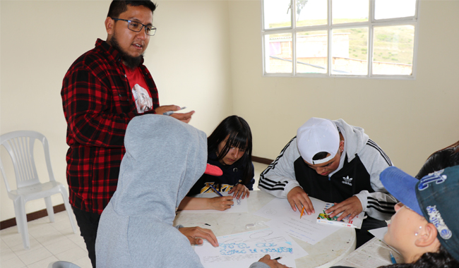 Profesor junto a estudiantes participando del concurso 