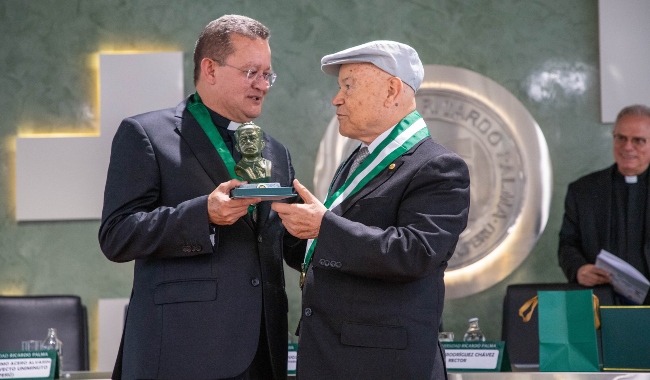 Padre Harold Castilla Devoz recibiendo estatuilla de la Universidad Ricardo Palma