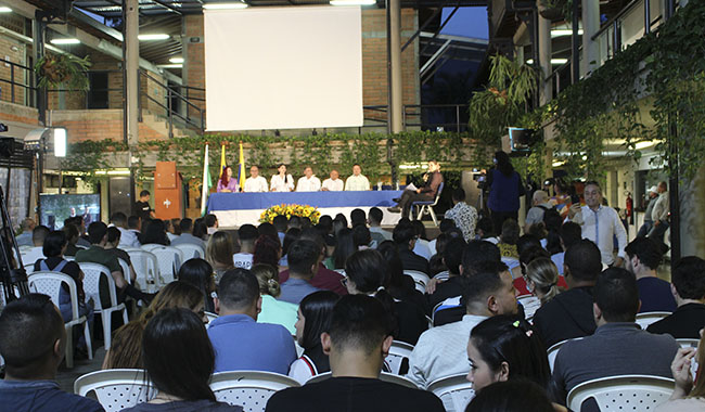 Asistentes y candidatos a la alcaldía