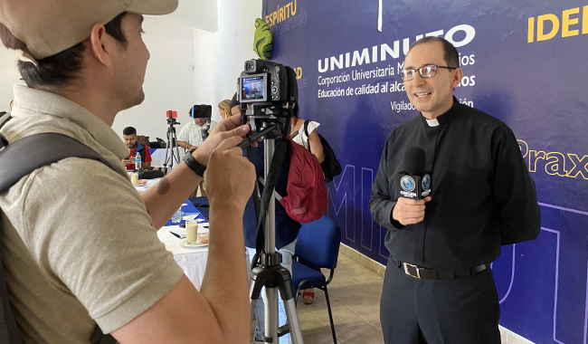 Periodista entrevistando al Director de Asuntos Estudiantiles y Bienestar