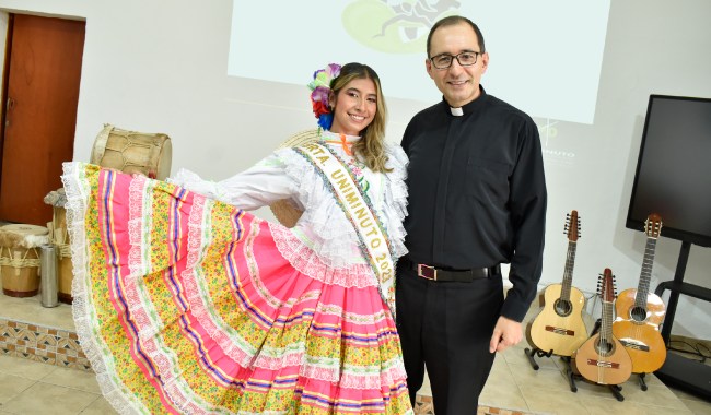 Señorita UNIMINUTO 2023 junto al Director Nacional de Asuntos Estudiantiles y Bienestar