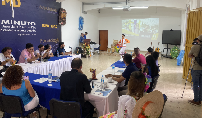 Joven bailando en medio del salón