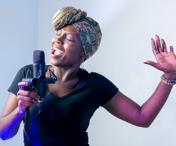 Hermosa mujer afro cantando