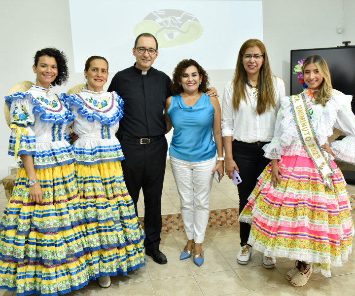 Foto del Padre Salomón Bravo Molina y la delegación de la Rectoría Tolima y Magdalena Medio