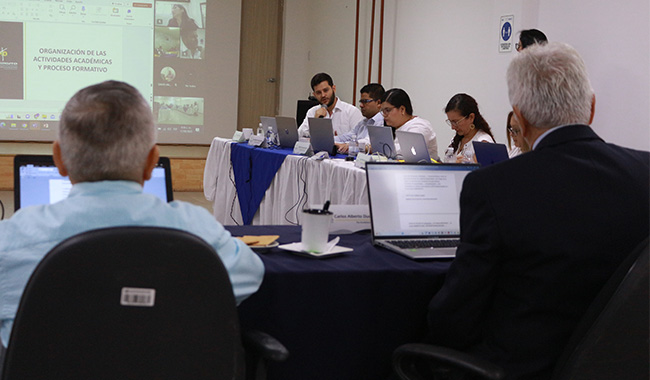 Durante la visita se analizaron diversos aspectos, desde la estructura del programa hasta los recursos tecnológicos y académicos disponibles