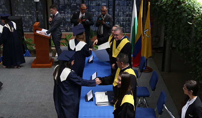 Egresados recibiendo el diploma de UNIMINUTO