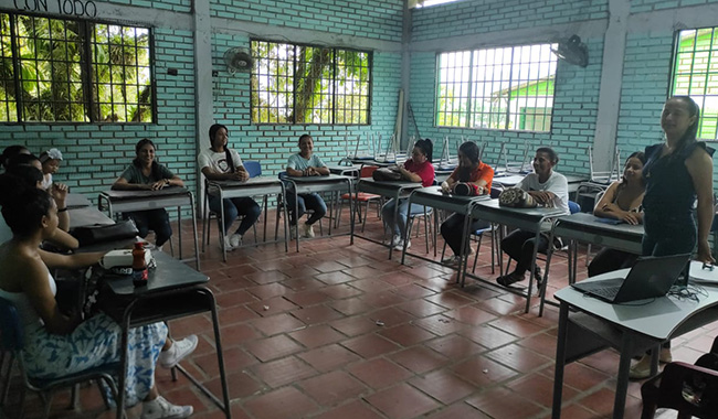 En El Tarra estudiantes del Técnico Laboral por Competencias en Atención Primera Infancia en su salón de clases.