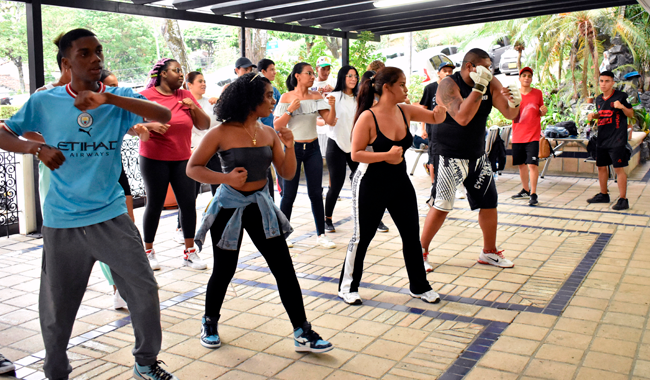 Estudiantes del Centro Universitario Cali durante la clase de combat realizada el 19 de septiembre.