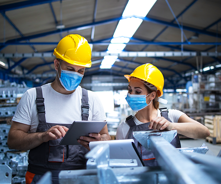 trabajadores con casco en fábrica