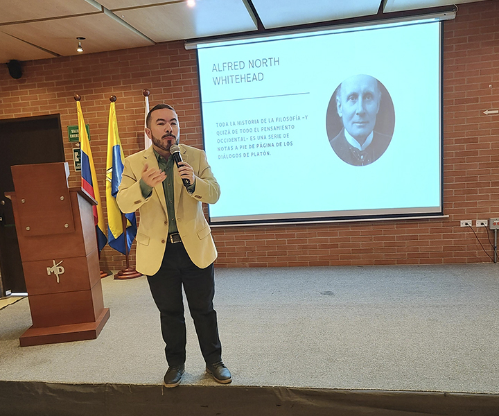 Padre Edward dictando la Lección Inaugural