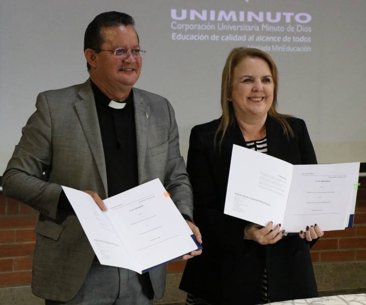 rector Uniminuto Harold Castilla y funcionaria IFC