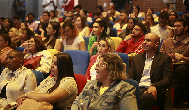 Asistentes a ponencia de Policromías de Paz