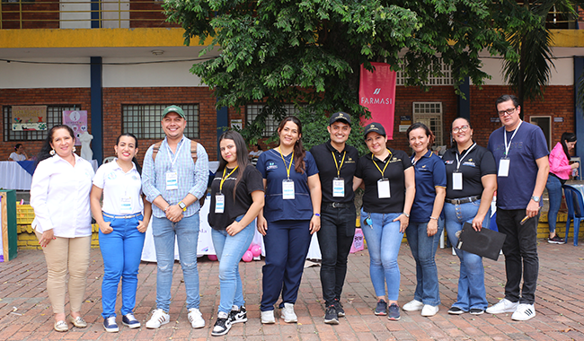 Foto grupal con los emprendedores ganadores, jurados de la feria y coordinadores de Proyección Social y Centro Progresa E.P.E.