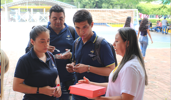 Estudiantes UNIMINUTO visitando cada uno de los emprendimientos participantes