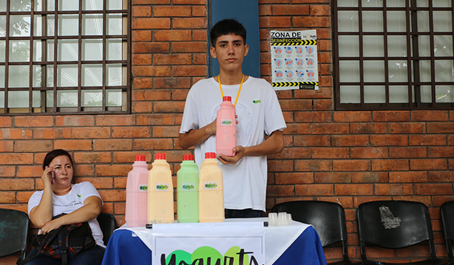 Joven expone su emprendimiento de Yogures 