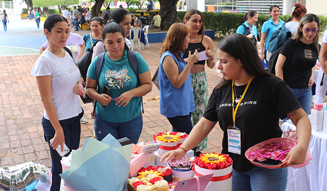 Comunidad estudiantil visitando los emprendimientos expuestos