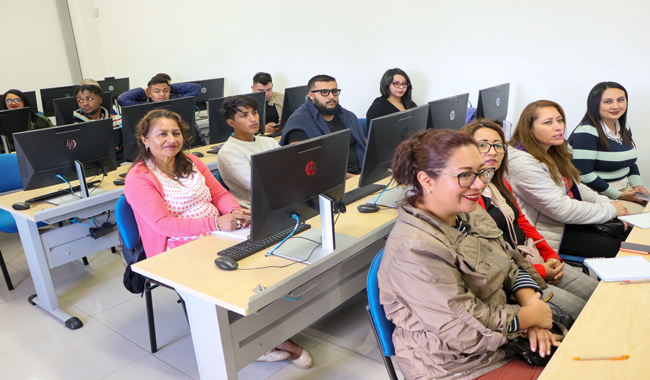 Personal del TECNOECUATORIANO en las salas equipadas con equipo de cómputo UNIMINUTO Pasto