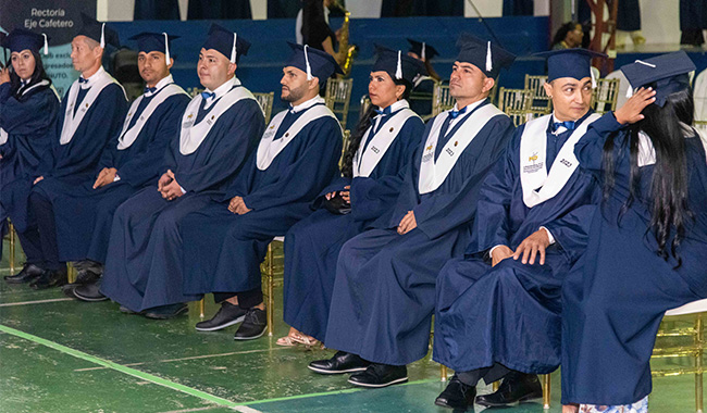 Graduandos al inicio de la ceremonia