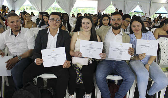 Estudiantes con sus diplomas 