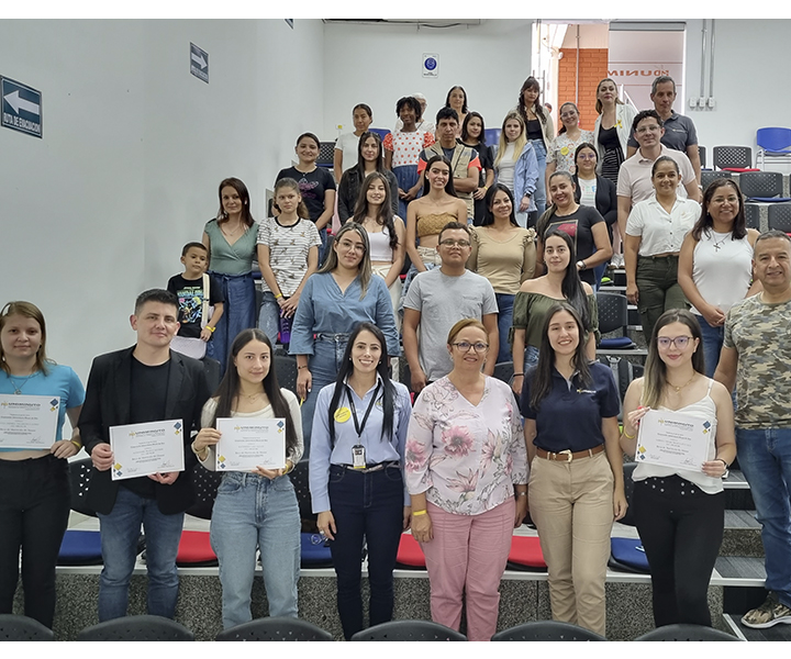 Estudiantes que recibieron beca en UNIMINUTO Pereira