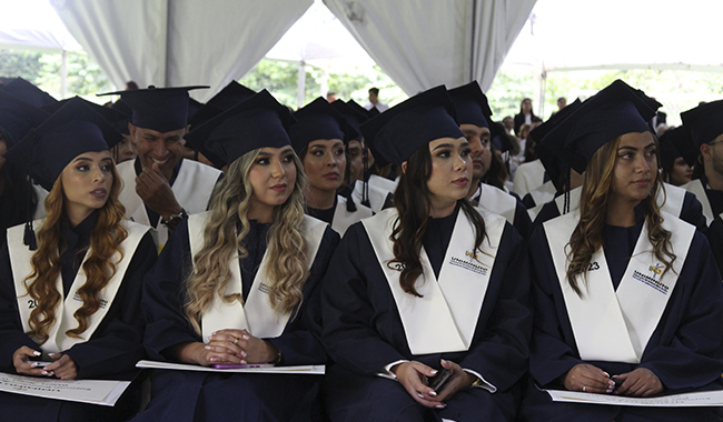 Graduandos en la ceremonia