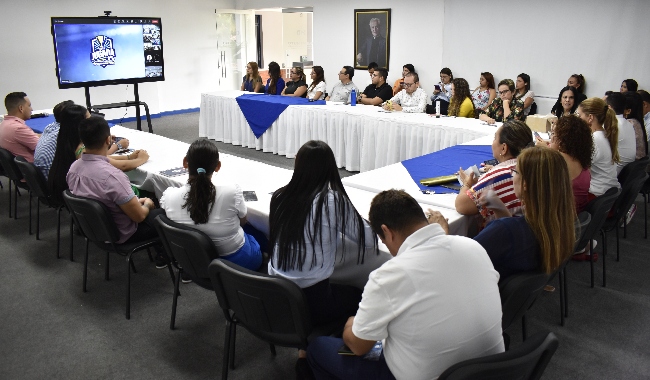 Colaboradores de la Rectoría Tolima siguiendo la transmisión del Town Hall.