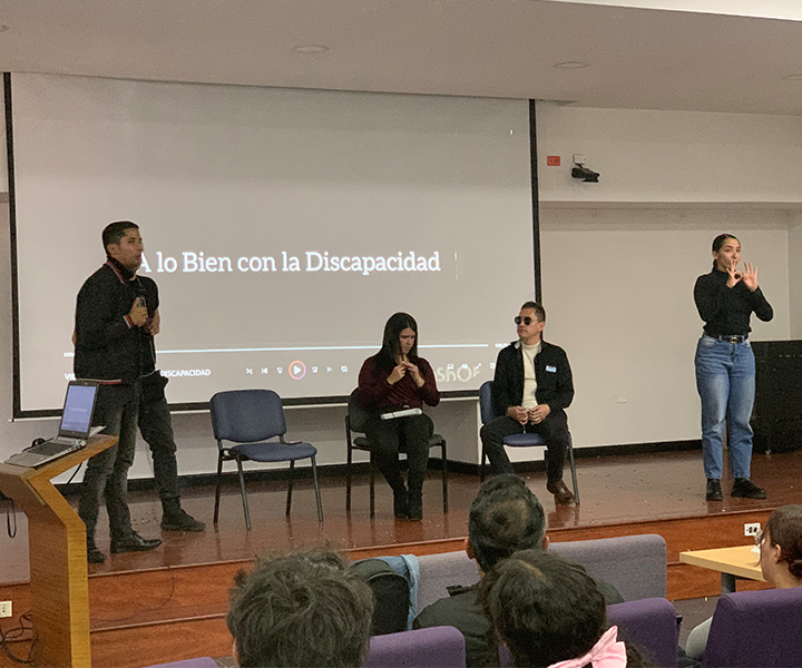 Personas dialogando en tarima