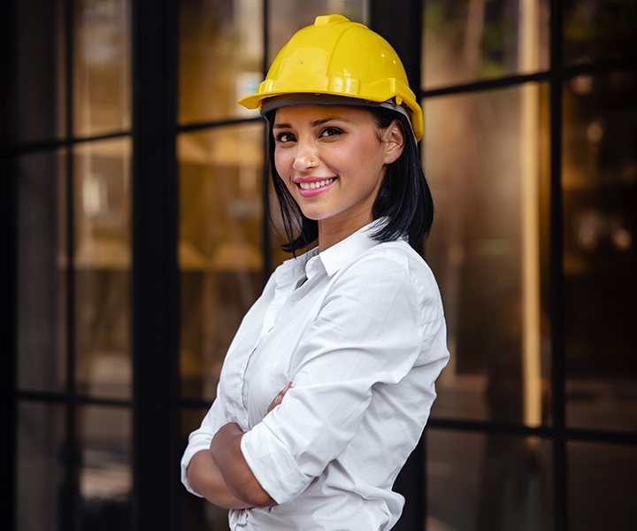 mujer ingeniera con casco