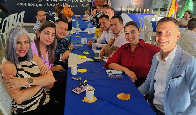 Docentes que comparten en la ceremonia