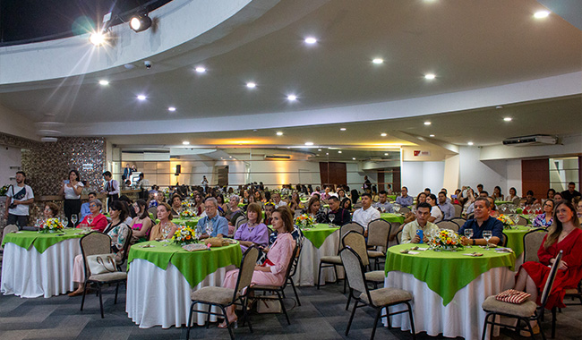 otros representantes de la administración municipal y departamental, del sector empresarial y organizaciones de la ciudad, organizaciones de belleza, voluntariado y colaboradores de El Minuto de Dios Norte de Santander en un gesto de compromiso y solidaridad hacia la comunidad.