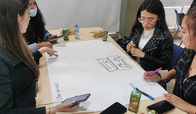 Estudiantes en mesa de trabajo 