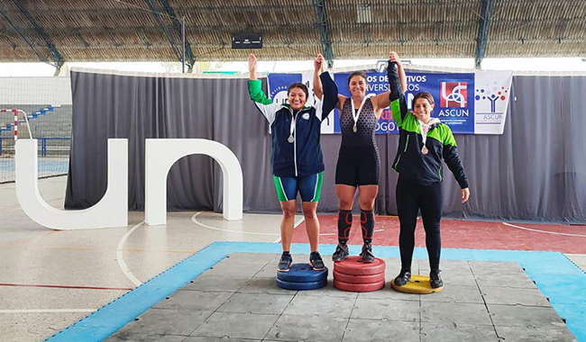 Estudiantes premiados en Levantamiento de pesas en podio