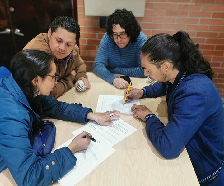 Profesores en mesa de trabajo