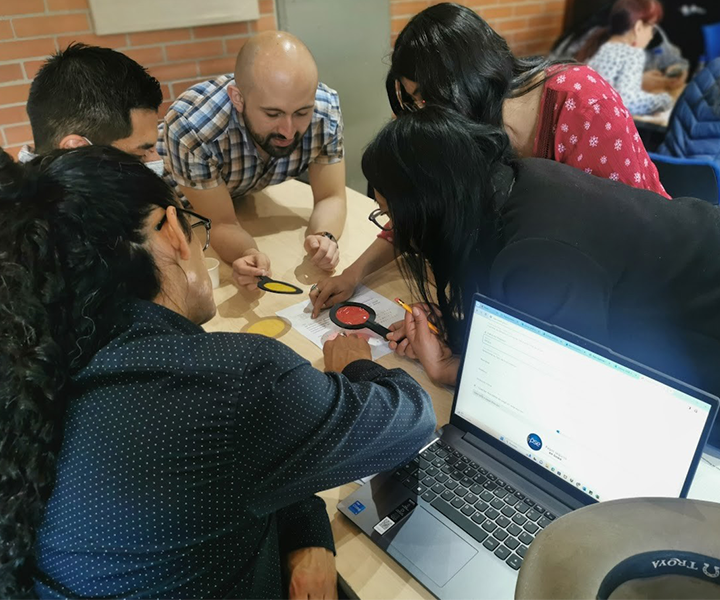 Profesores en mesa de trabajo 