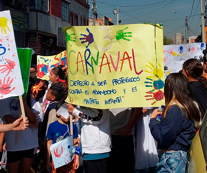 Tercer Carnaval por los Derechos de las Infancias iluminando con alegría, pancartas y arte las calles de la localidad de los Mártires.