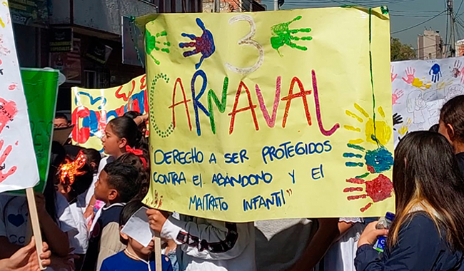 Tercer Carnaval por los Derechos de las Infancias iluminando con alegría, pancartas y arte las calles de la localidad de los Mártires.