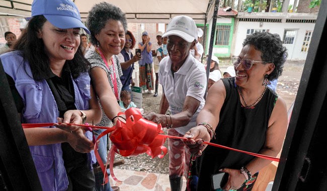 Personal de ONU Mujeres durante el evento simbólico de entrega de insumos y equipos del proyecto Raíces