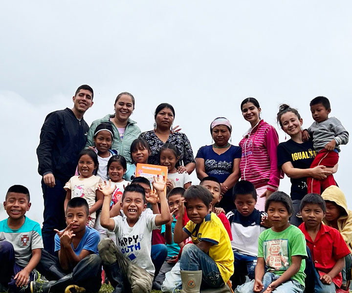 Equipo de investigadores UNIMINUTO Suroccidente junto a miembros de la comunidad Embera