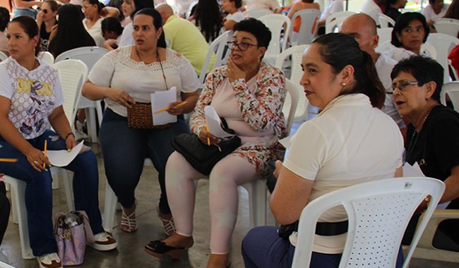 Familias de los nuevos estudiantes participan en la inducción