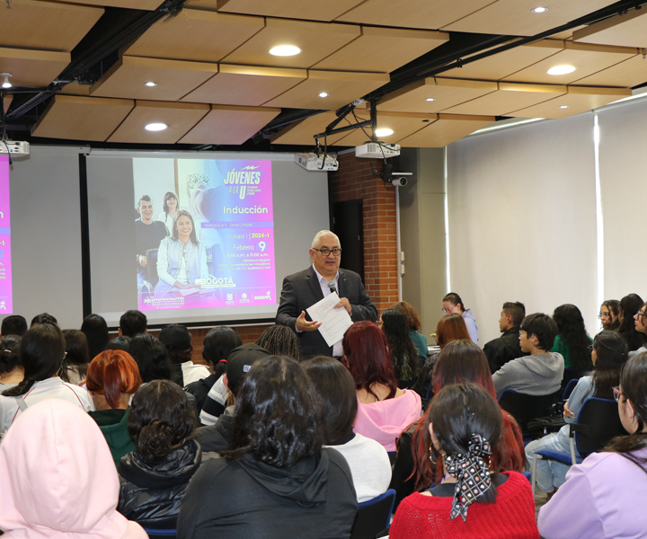 Rector UNIMINUTO Bogotá dialogando con estudiantes del programa Jóvenes a la U. 