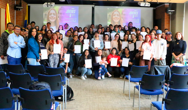 Estudiantes Jóvenes a la U. con sus certificados.